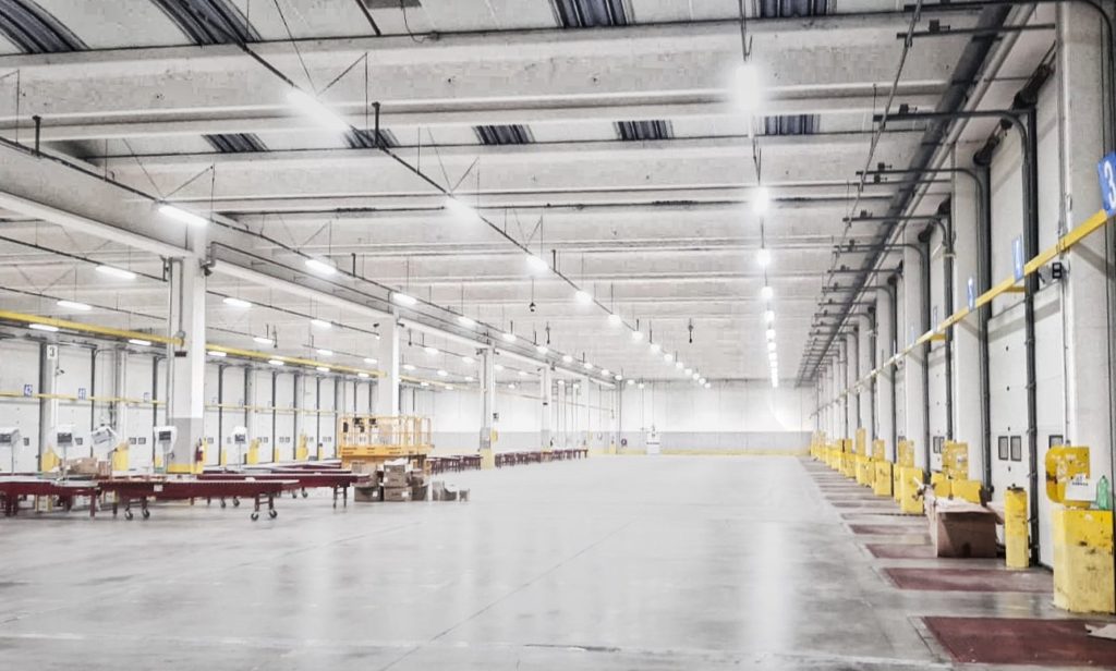 Il mercato delle pavimentazioni industriali in Italia ha visto una crescita significativa negli ultimi anni, riflettendo la ripresa economica e l'espansione dei settori industriali e logistici. Questo articolo esplora le dimensioni del mercato, i numeri chiave, e i nuovi trend che stanno influenzando il settore.